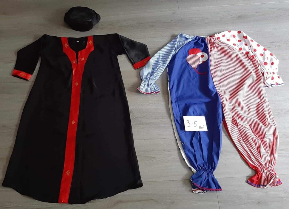 Costume de polițist,  clovn și schelet