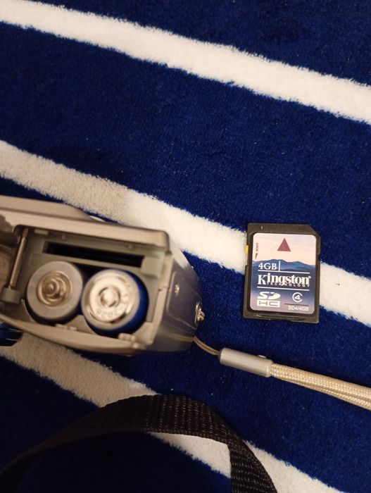 Vând aparat foto Kodak 8.2Megapixels nou