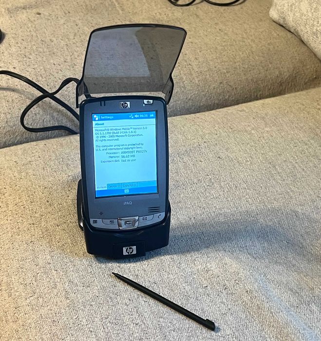 HP iPAQ hx2490b Pocket PC cu docking si stylus pentru colectie complet