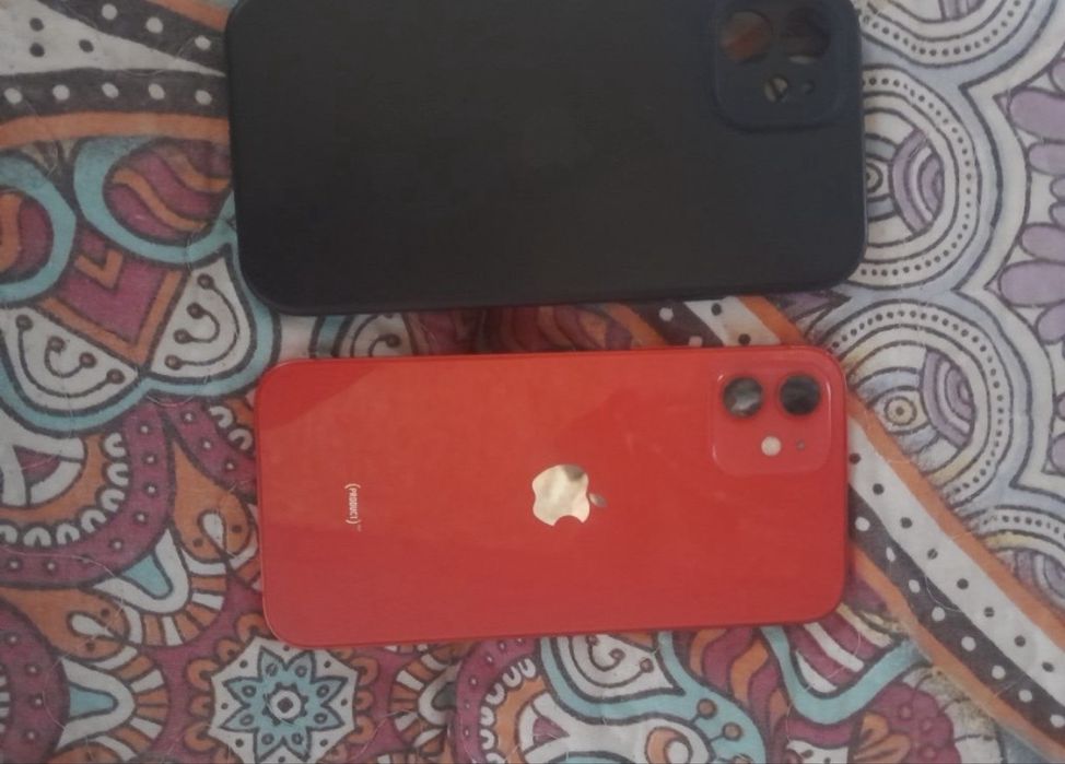 Подам айфон 12 красный