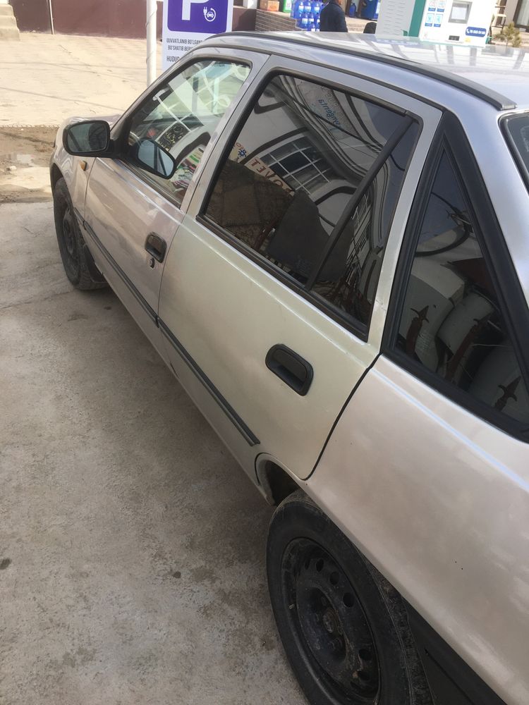 Nexia 1 yili 2000 xolati yaxshi oldi orqa butun