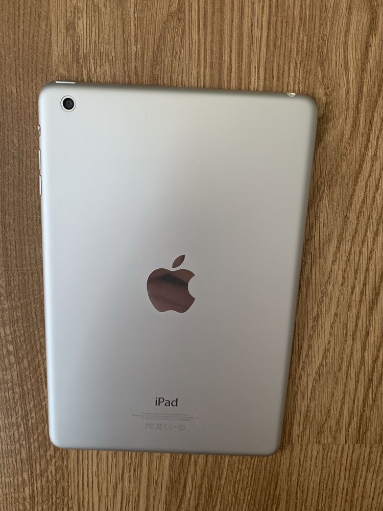 Tableta Apple iPad functionala,baterie buna fara incarcator.