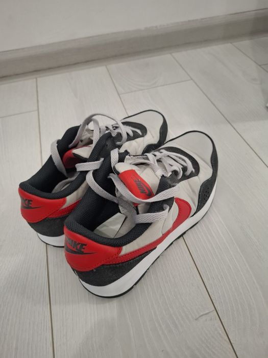 Adidași mărime 35 in stare foarte bună.  Perfecti pentru sport.