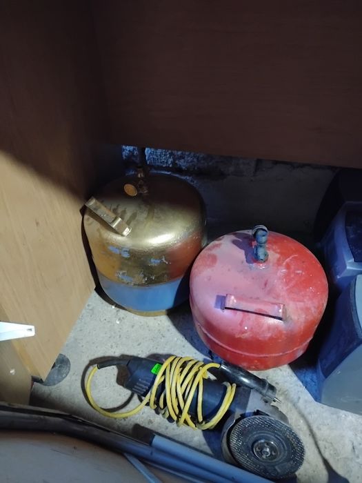 Продавам 2 броя газови бутилки