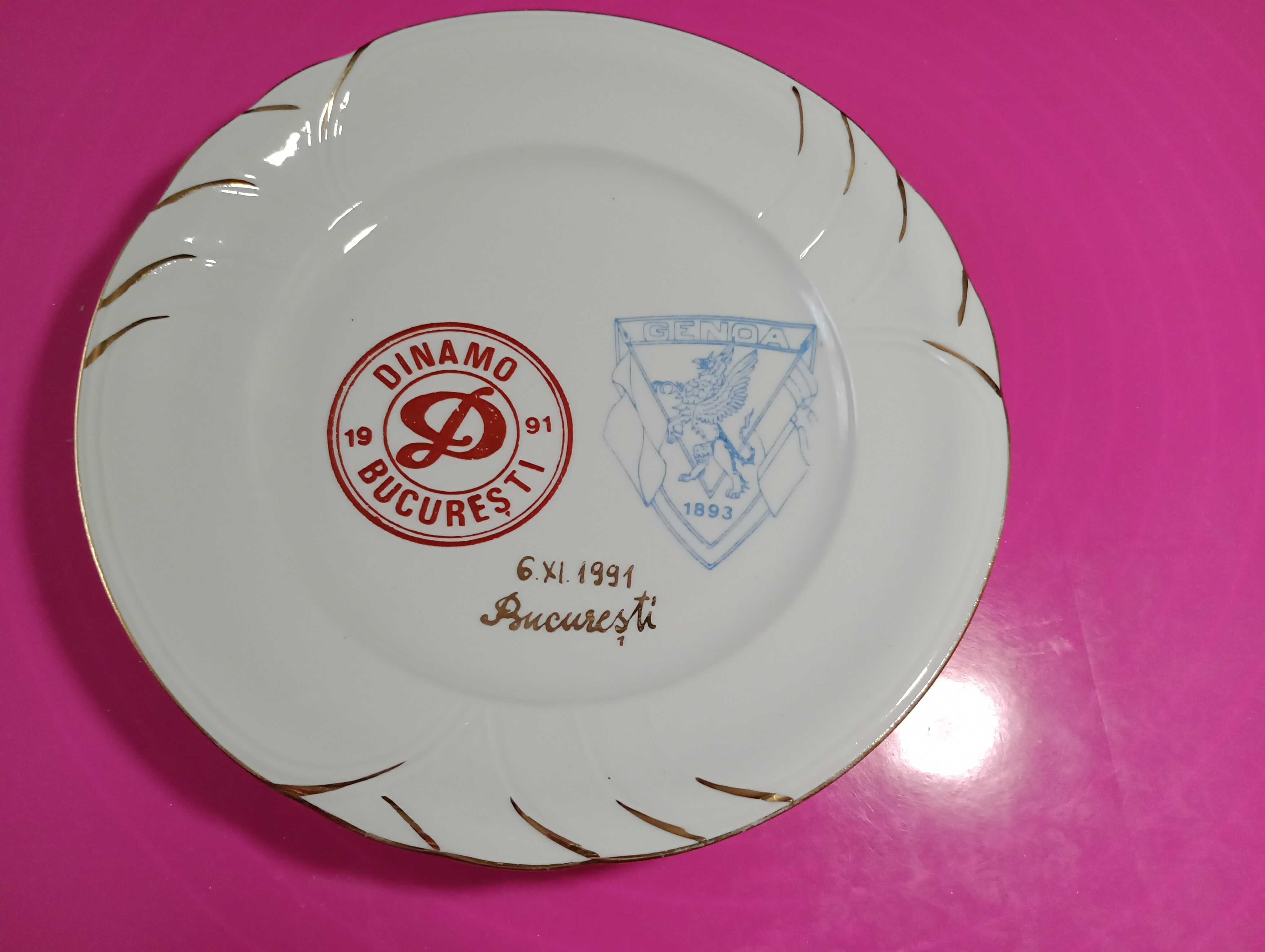 4 obiecte cu emblema clubul sportiv Dinamo Bucuresti