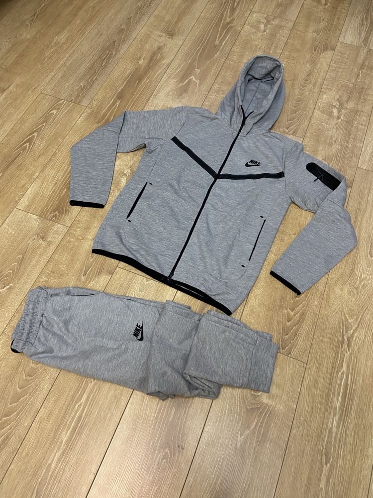 Trening Tech Fleece Nike marimea XL si XXL