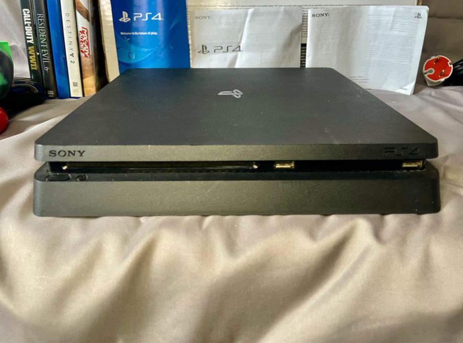 Playstation 4 Slim 1TB + 2 controllers + 5 games, full box