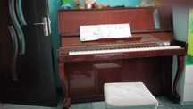 Vând pianina de apartament