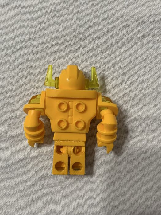 Lego Nexoknights Axl galben vine si cu o arma aceesoriu!