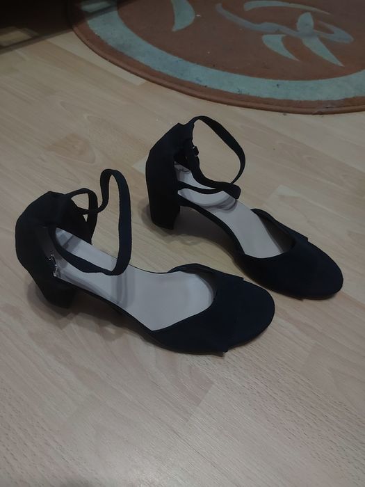 Tocuri noi. Negre, simple și elegante.