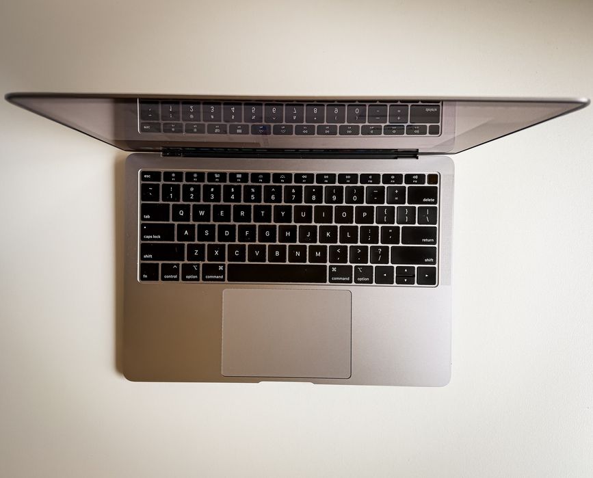  MacBook Air Retina 13", 2018 1.6 GHz i5, 8GB RAM, 256GB SSD - A1932