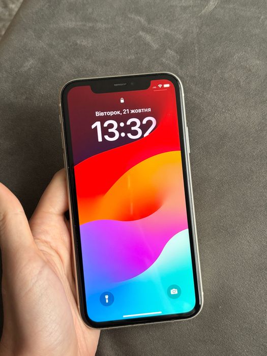 iPhone 11 128 GB бял