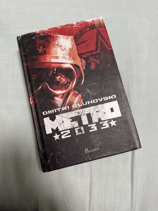 Vand carte METRO2033 noua