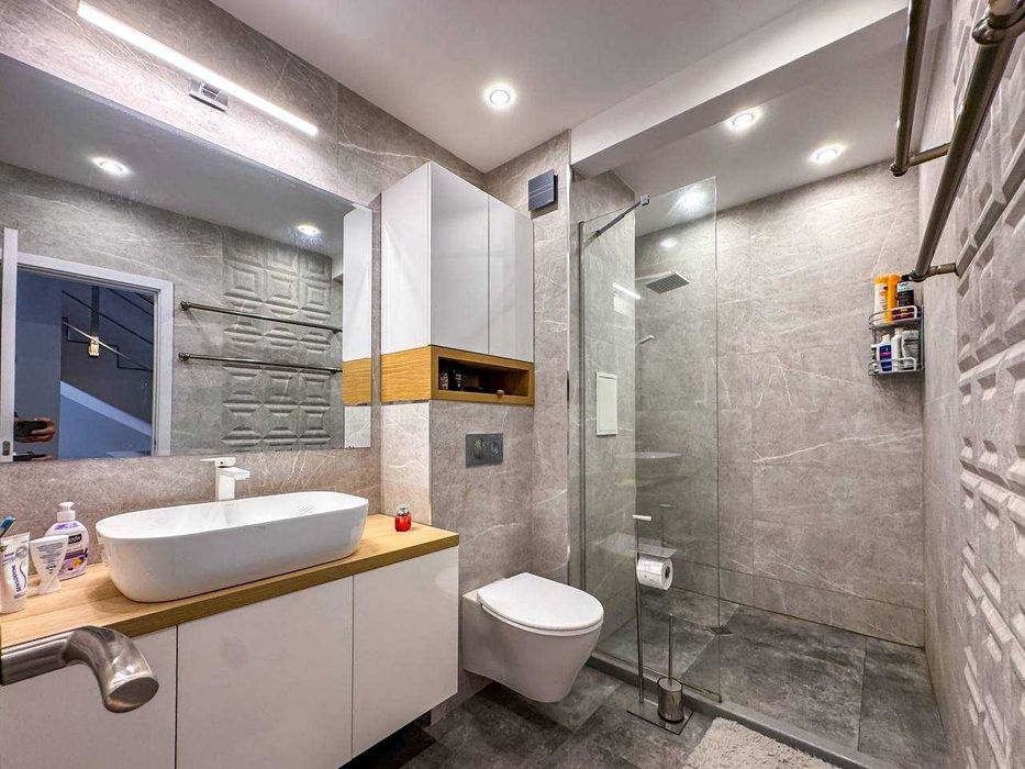 Триетажна модерна къща с двор в Сарафово, Бургас