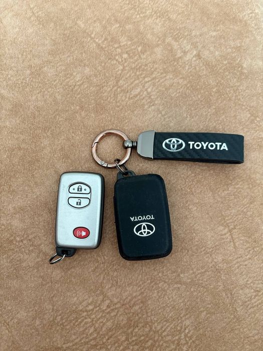 Продаю безупречный Toyota Land Cruiser 200 GXR V6 в редком цвете