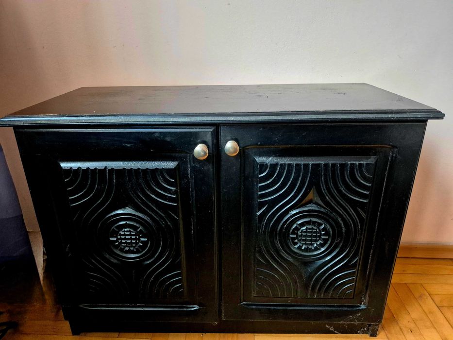 Шкаф за обувки с дърворезба черен.