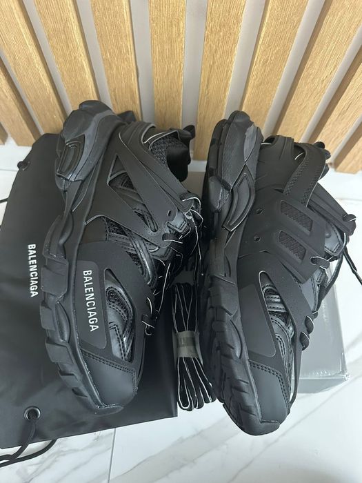 Vand Balenciaga Track negrii