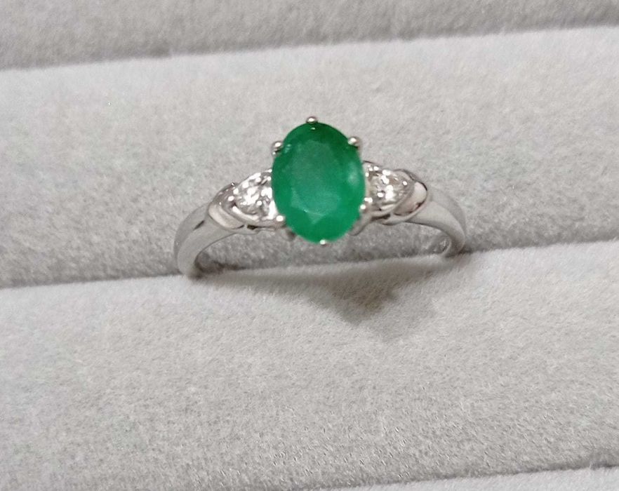 Продам кольцо с изумрудом и бриллиантами