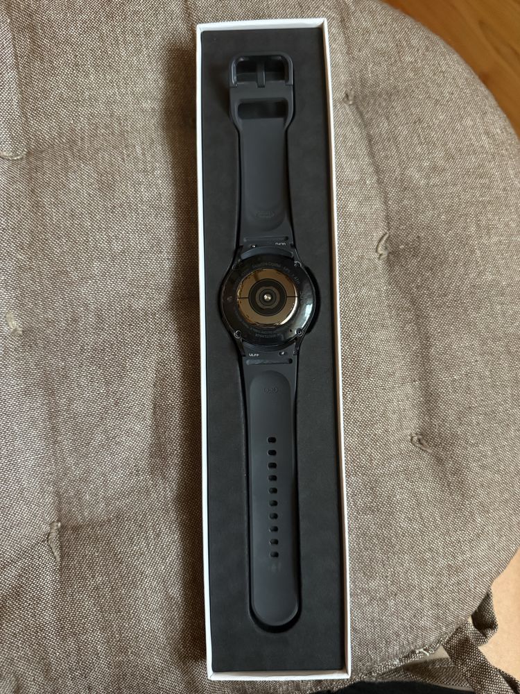 Samsung Galaxy Watch5, cu încărcător