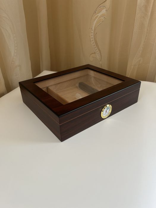 Стилен хумидор за пури – кедрово дърво, до 20 пури | 2 цвята