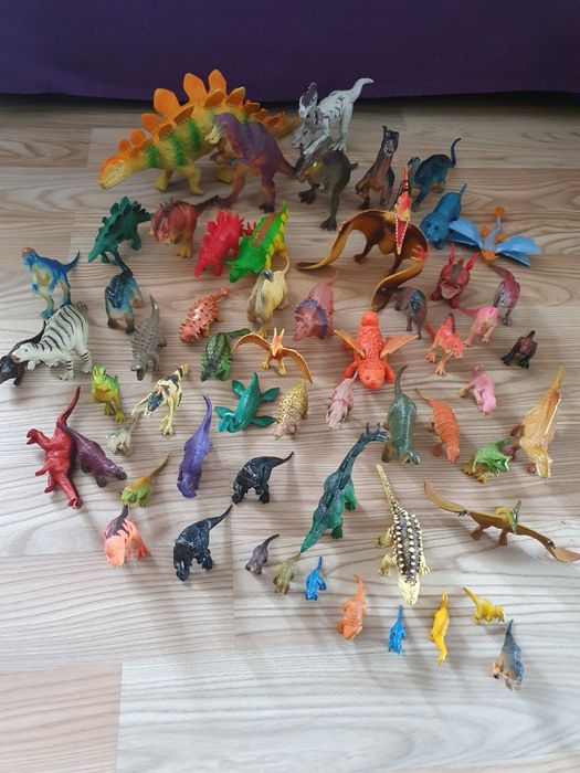 Lot 60 dinozauri mari și mici