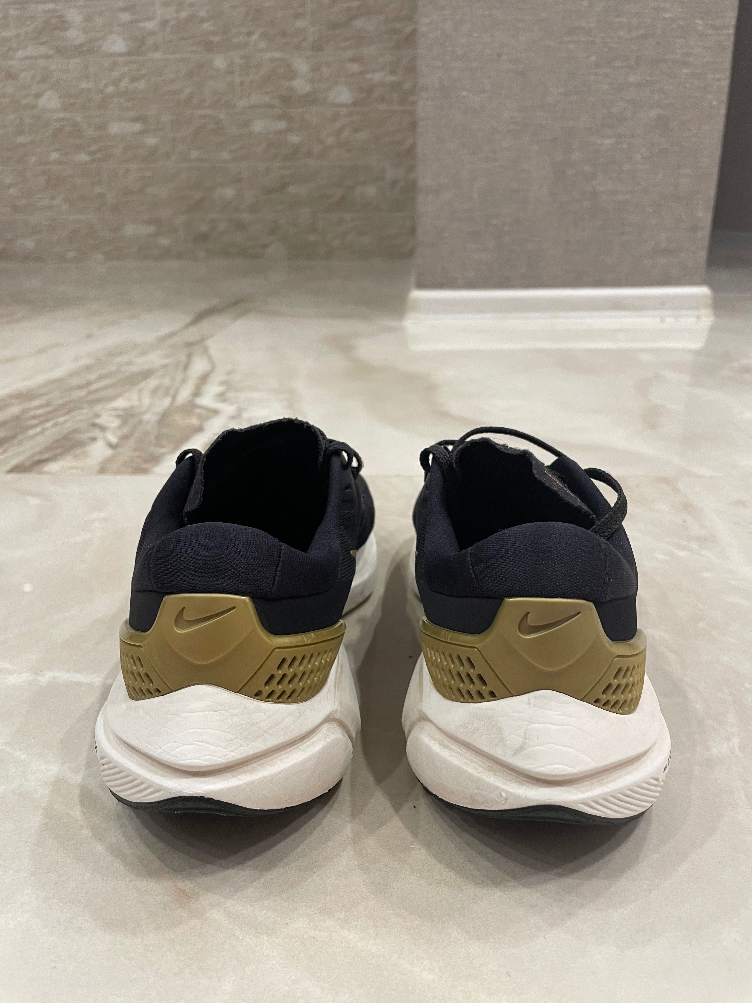 Дамски маратонки Nike Air Zoom Vomero 15 CU1856 003