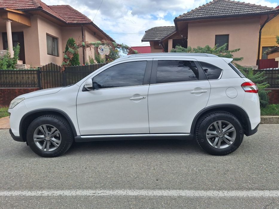 Vând Peugeot 4008 impecabil