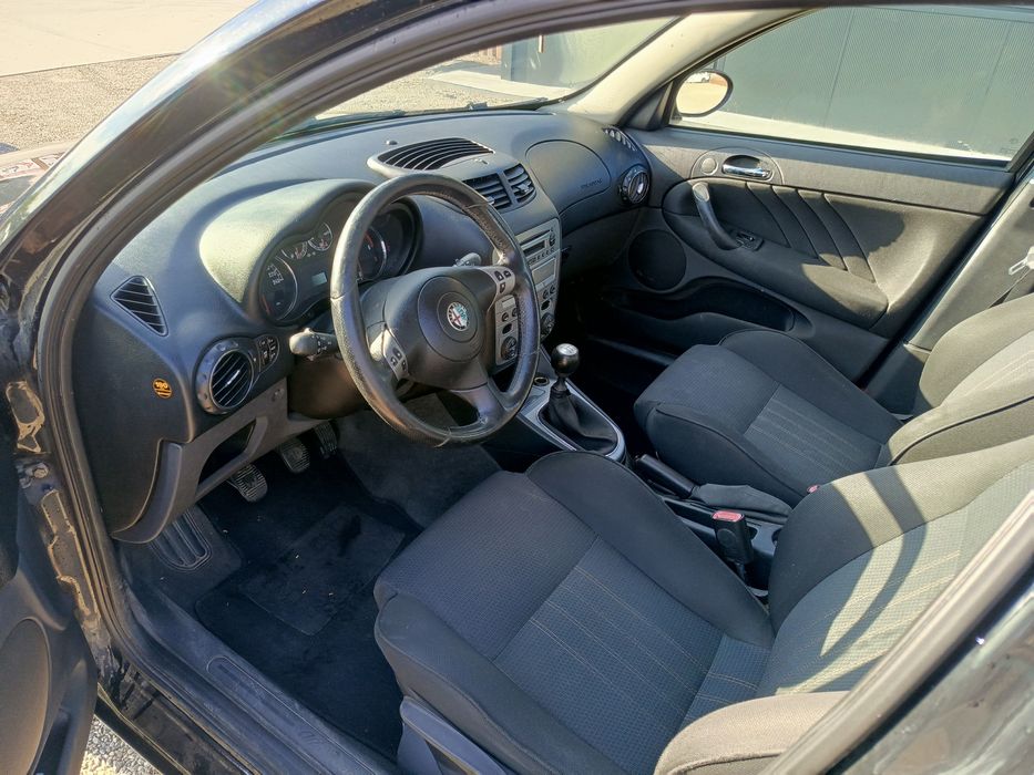 Vând Alfa Romeo 147