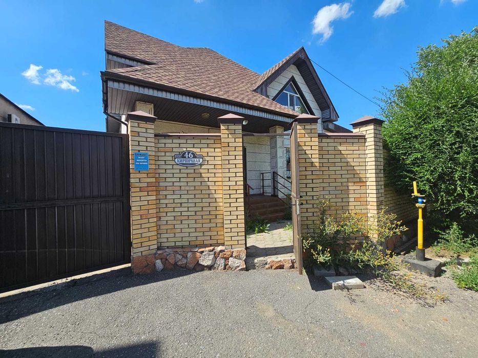 Город, ул. Кирпичная. Продаю двухэтажный коттедж со складом под бизнес