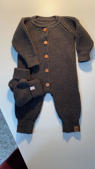 Комбинезон на пуговицах.