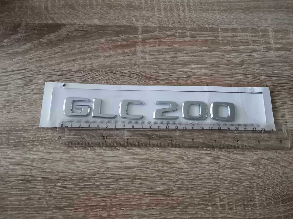 сребрист надпис Mercedes Benz GLC 200