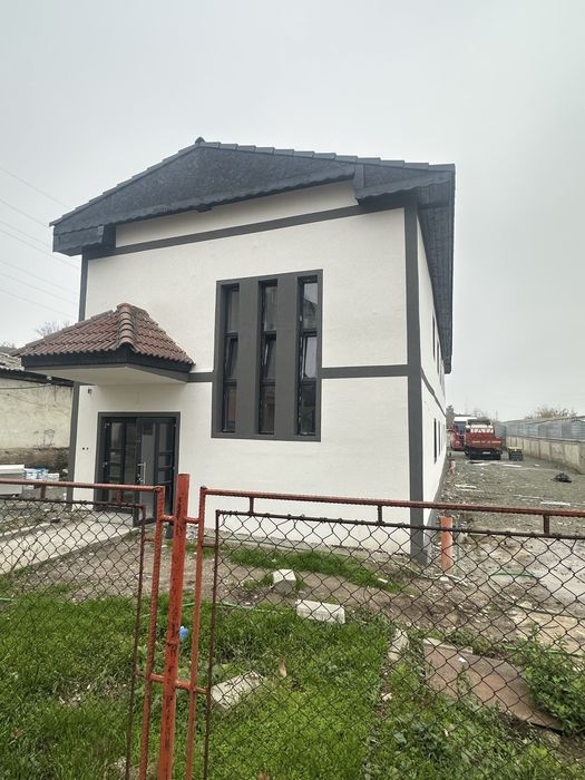 Cladire spatii birouri si apartamente plus teren 10000 mp de vamzare