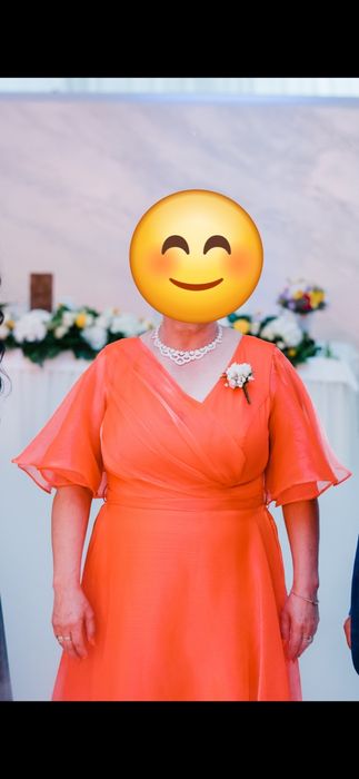 Vând Costum și Rochi