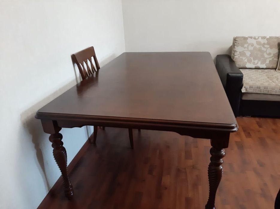 Стол дубовый для гостиной