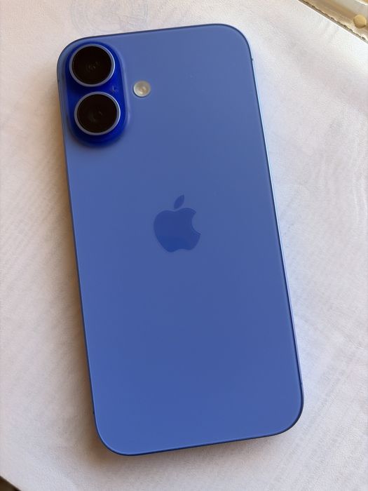 Продавам iphone 16 256gb