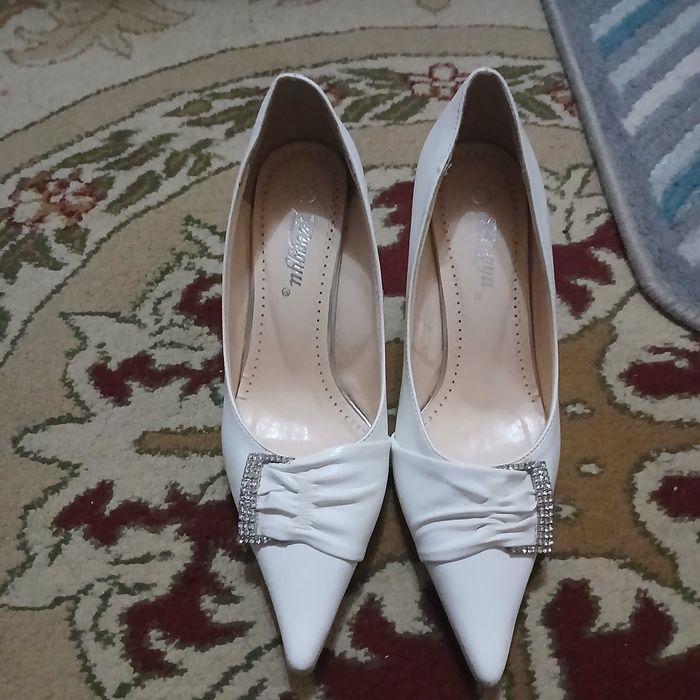 Туфли ок яхши холатда