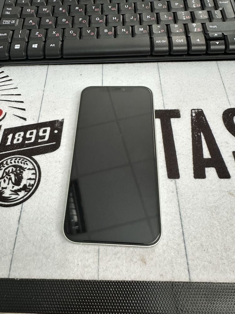 Iphone 12 - запазен без следи от употреба