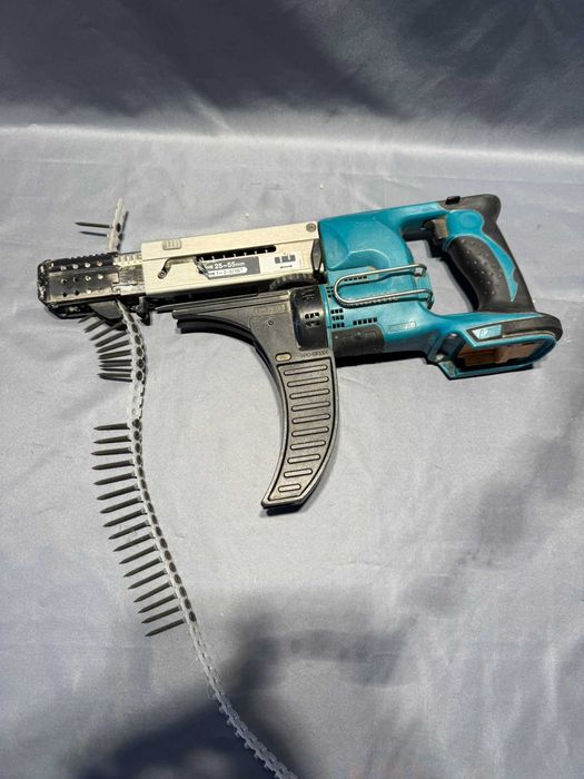 Makita DFR550 + 9.000 șuruburi 40mm – autofiletant cu bandă