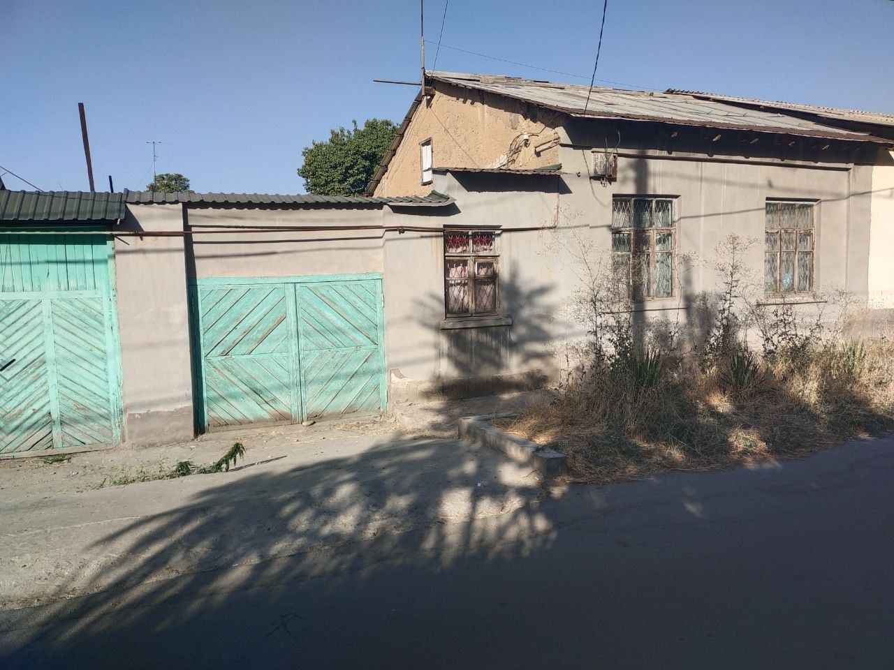 ПРОДАЁТСЯ  ДВА ДОМА,  НА ОДНОМ УЧАСТКЕ, 6 СОТОК . 9 3  5 4 1 . 94 . 83