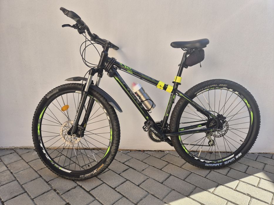 Vând două biciclete și un roller