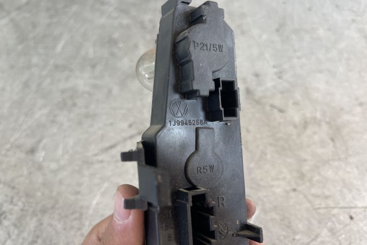 Soclu becuri lampa stop pe aripa dreapta 1J9945258A Volkswagen VW Gol