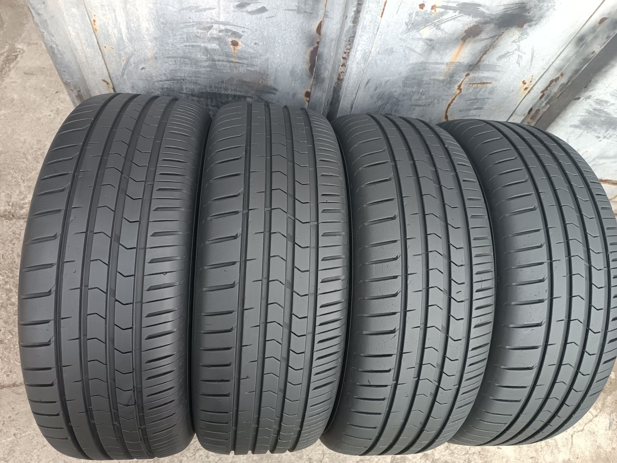 225/55/17 Vredestein