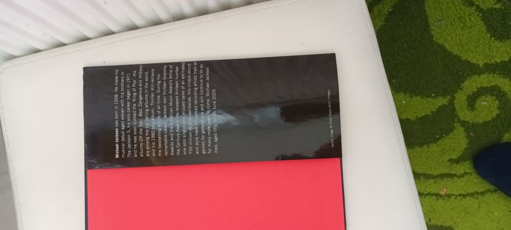 Vând carte Michael Jackson