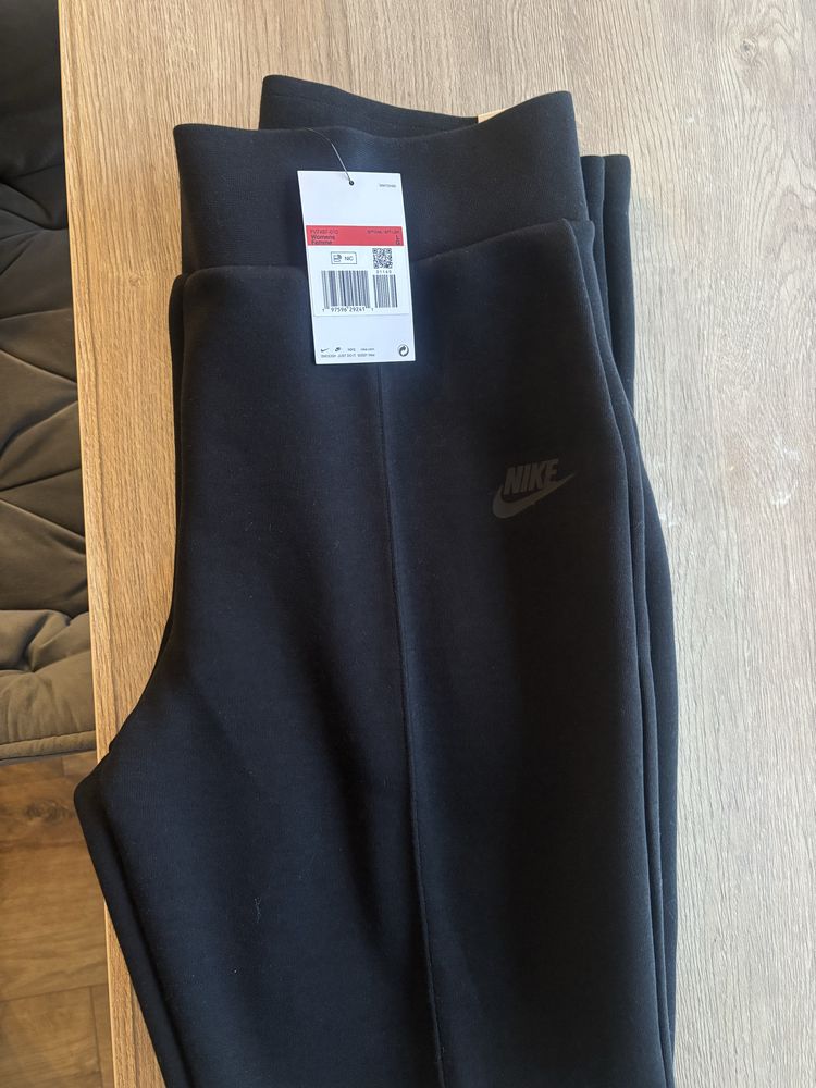 Продавам чисто нов панталон Nike Slim fit