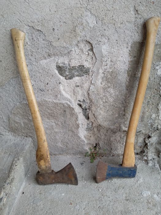 Продавам две Немски антикварни брадви големи Пожарникарски