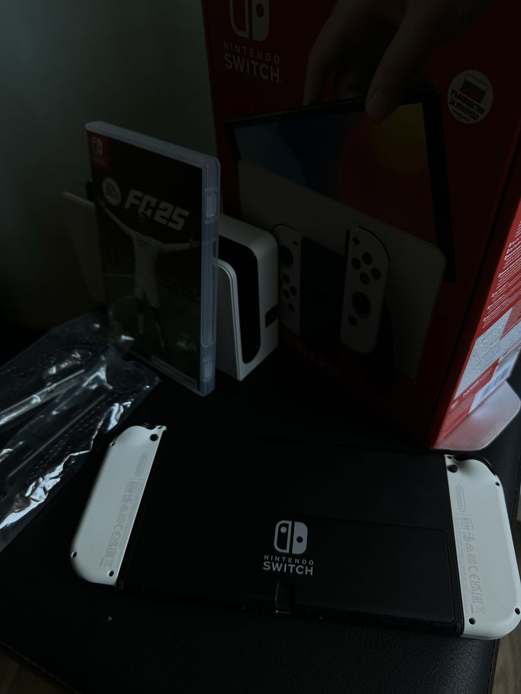 Nintendo Switch OLED 64GB + FC 25 + microSD 256GB – като нов!