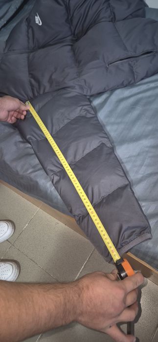 Geaca nike pufer ,mărimea M ,dar merge si L .ATENTIE CULOARE GRI!!!