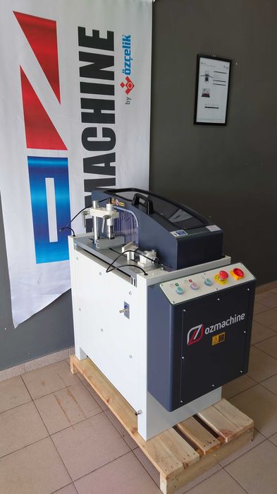 POLAR – IV Masina de frezat montanti automata