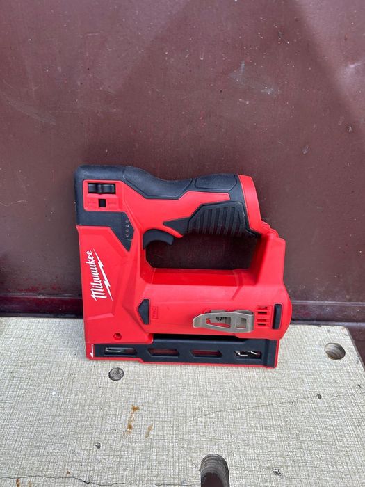 Capsator pe acumulator Milwaukee M12 BST