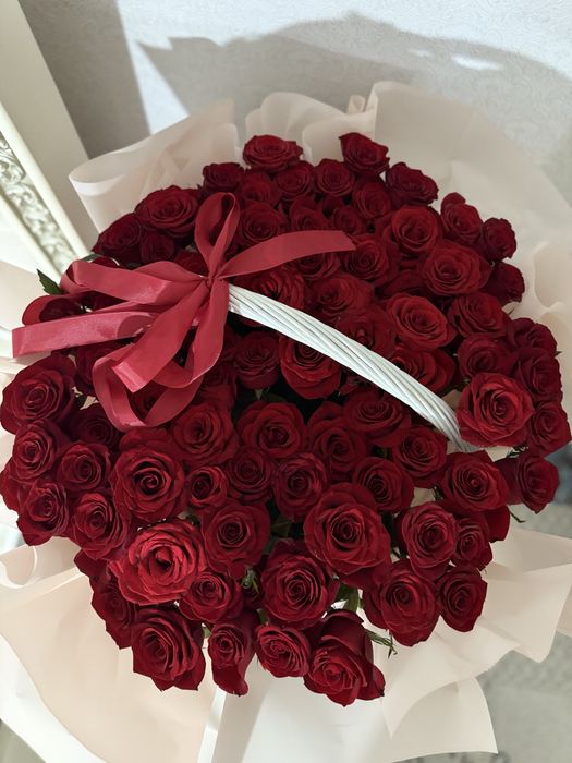Красные розы в корзине 71 штук